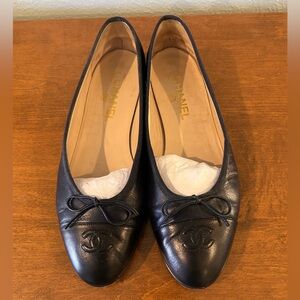 CHANEL Dark Navy Blue / Black Classic Flats